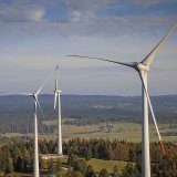 Le parc éolien suisse a produit un record d'électricité l'an dernier. En photo, les éoliennes de Sainte-Croix (VD), qui ne sont toutefois pas dans le bilan 2023, car raccordées en janvier dernier seulement. Reste que la Suisse est nettement à la traîne dans le domaine. (archives) KEYSTONE/VALENTIN FLAURAUD